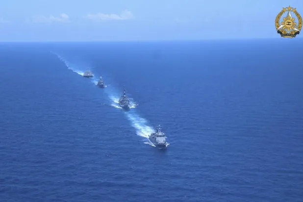 صورة وزعتها القوات المسلحة الفلبينية لسفينة البحرية الفلبينية (إف إف 151)، وسفينة البحرية الملكية الأسترالية «إتش إم إيه إس» وسفينة قوات الدفاع الذاتي البحرية اليابانية «جي إس أكيبونو» وسفينة تتبع البحرية الأميركية خلال أول نشاط تعاوني بحري متعدد الأطراف في بحر الصين الجنوبي المتنازع عليه (أ.ب)