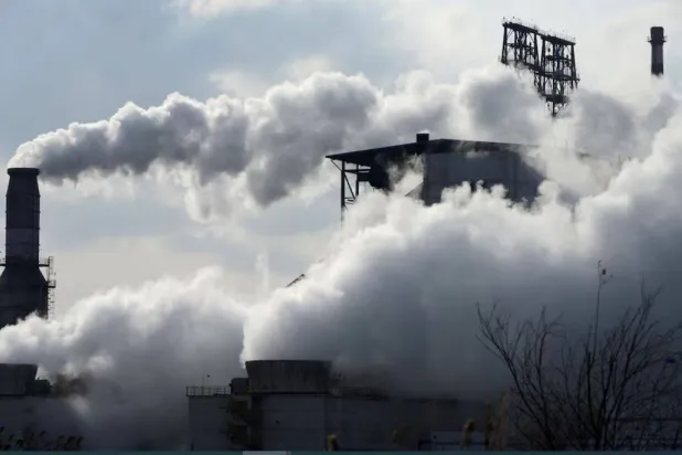 الدخان يتصاعد من المداخن بمصفاة سينوبك في تشينغداو مقاطعة شاندونغ بالصين (أرشيفية - رويترز)