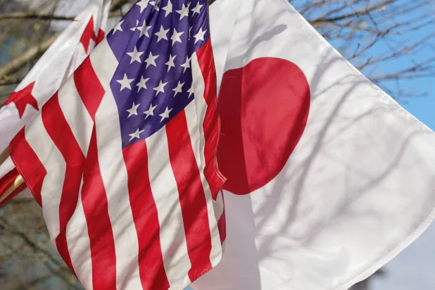 عَلما أميركا واليابان جنباً إلى جنب (رويترز)