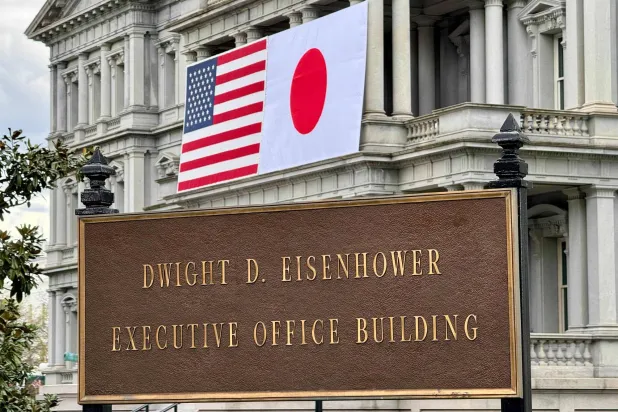 العلمان الأميركي والياباني على مبنى «مكتب أيزنهاور التنفيذي» بجوار البيت الأبيض في العاصمة الأميركية واشنطن في 5 أبريل 2024 استعداداً لزيارة الدولة الرسمية لرئيس الوزراء الياباني فوميو كيشيدا الأسبوع المقبل (أ.ف.ب)