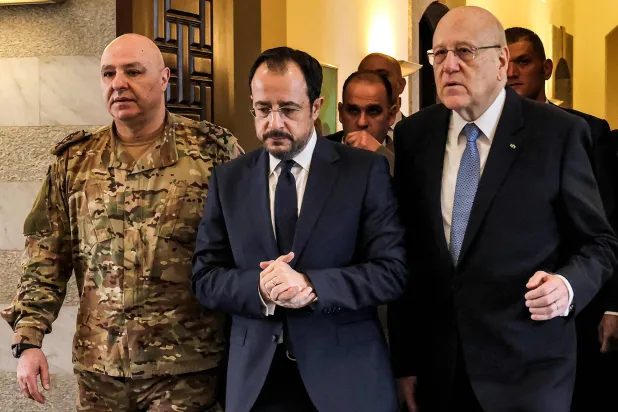 رئيس قبرص يتوسط رئيس الحكومة نجيب ميقاتي وقائد الجيش العماد جوزيف عون (أ.ف.ب)