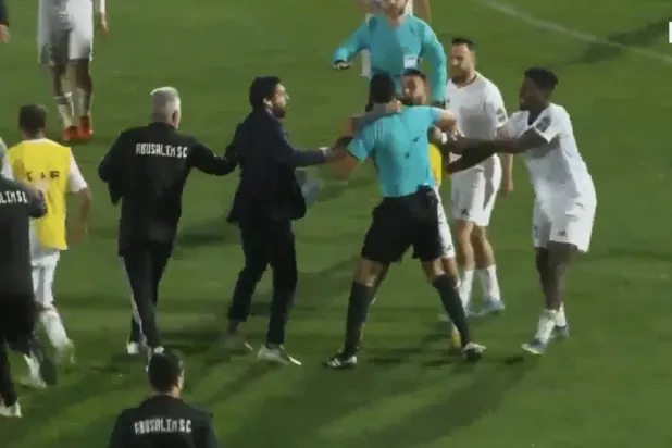 صورة تم التقاطها من الناقل التلفزيوني للمباراة (الشرق الأوسط)