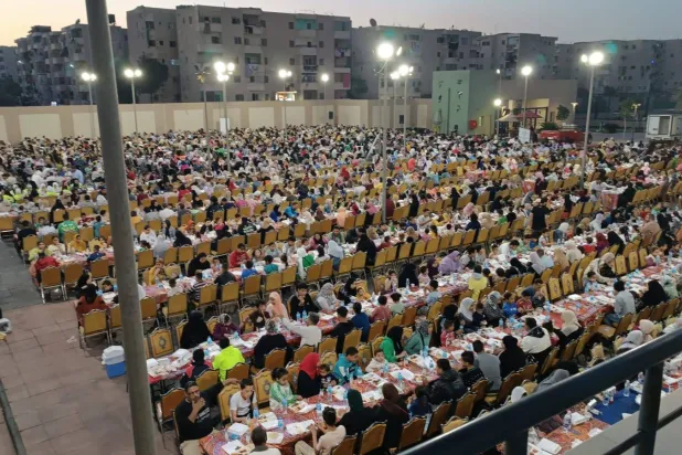 جانب من إفطار جماعي أقامته محافظة القاهرة في حي «الأسمرات» (الصفحة الرسمية للمحافظة)
