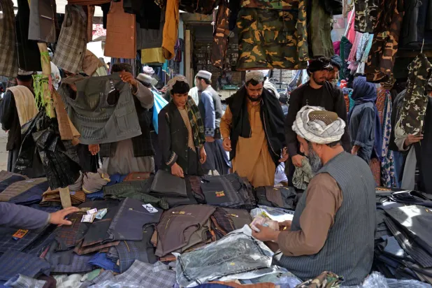 متسوقون يشترون السترات قبل عيد الفطر في إحدى أسواق قندهار (تصوير: سناء الله صيام - وكالة الصحافة الفرنسية)