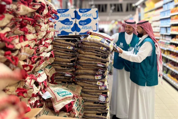 فريق من وزارة التجارة يقوم بجولاته الرقابية على منافذ بيع الأرز، إحدى السلع الرئيسية لزكاة الفطر (واس)