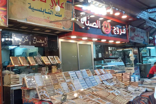 عروض كثيرة للحلويات السورية قبل عيد الفطر وإقبال ضعيف (الشرق الأوسط)