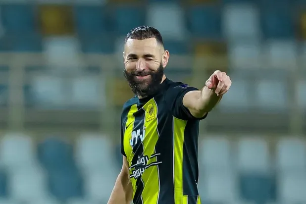 بنزيمة محتفلاً بهدفه القياسي في مرمى الوحدة (الشرق الأوسط)