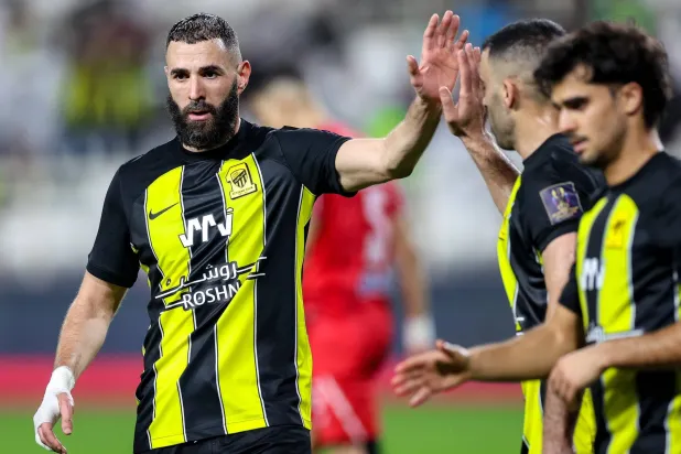 بنزيمة محتفلاً مع زملائه عقب نهاية المباراة أمام الوحدة (نادي الاتحاد)