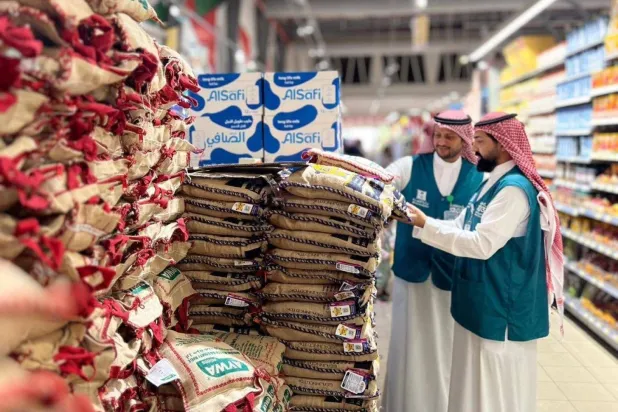 A team from Saudi Arabia’s Ministry of Commerce inspects rice sales outlets, one of the main commodities for Zakat al-Fitr. (SPA)  
