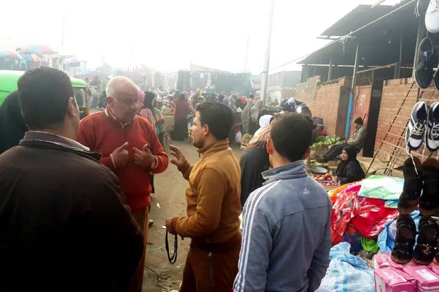 مصريون يتجولون في الأسواق لشراء ملابس العيد (الشرق الأوسط)