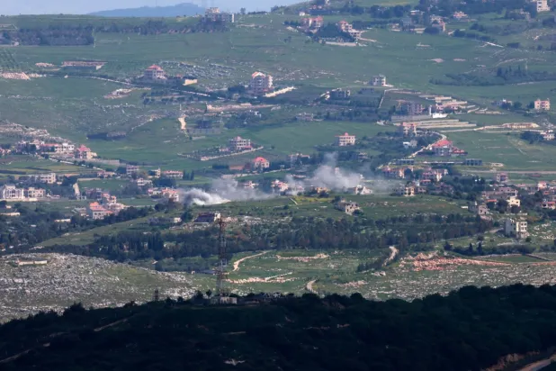 İsrail'in 9 Nisan 2024'te Lübnan'ın bir bölgesini bombalaması sonucu yükselen dumanlar (AFP)