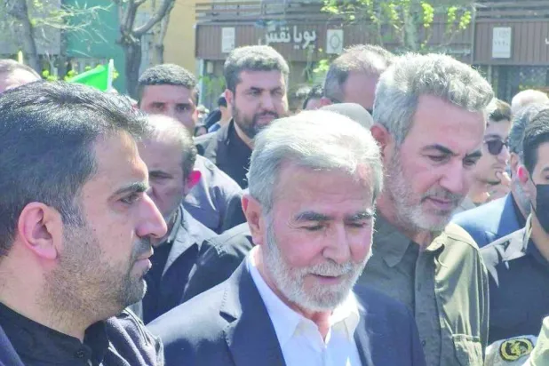 
عبد العزيز المحمداوي (أبو فدك)، رئيس أركان الحشد الشعبي وزياد نخالة أمين عام حركة الجهاد الإسلامي خلال مسيرة في طهران (تسنيم)