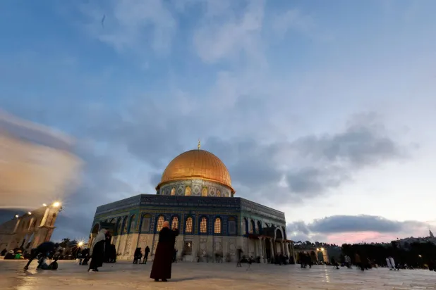 فلسطينيون في ساحة الأقصى (أرشيفية- رويترز)