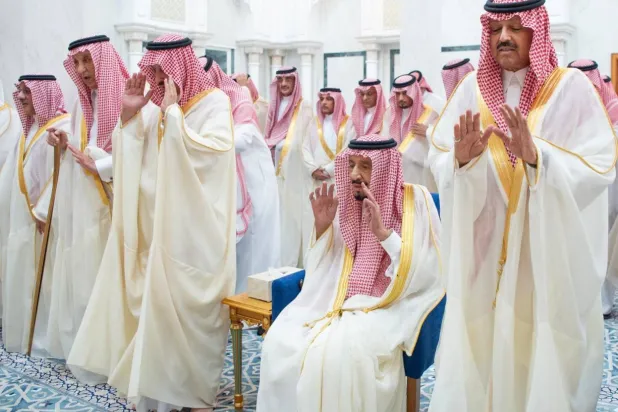 خادم الحرمين يؤدي صلاة عيد الفطر في قصر السلام بجدة (واس)