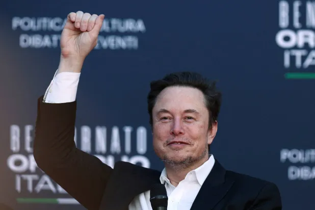 يتوقع أن يرافق ماسك مديرون تنفيذيون آخرون (رويترز)