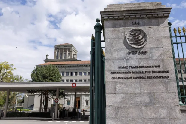 شعار منظمة التجارة العالمية في جنيف (إ.ب.أ)