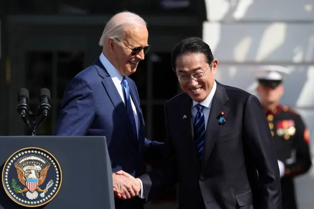 الرئيس الأميركي جو بايدن يصافح رئيس الوزراء الياباني فوميو كيشيدا خلال حفل وصول رسمي إلى البيت الأبيض في الحديقة الجنوبية للبيت الأبيض في واشنطن العاصمة في 10 أبريل 2024 (رويترز)