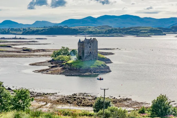 قلعة إنفرلوكي في اسكتلندا (شاترستوك) 