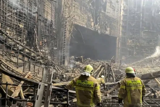 الدمار الذي لحق بـ«كروكوس سيتي هول» في موسكو بسبب هجوم «داعش» (إ.ب.أ)