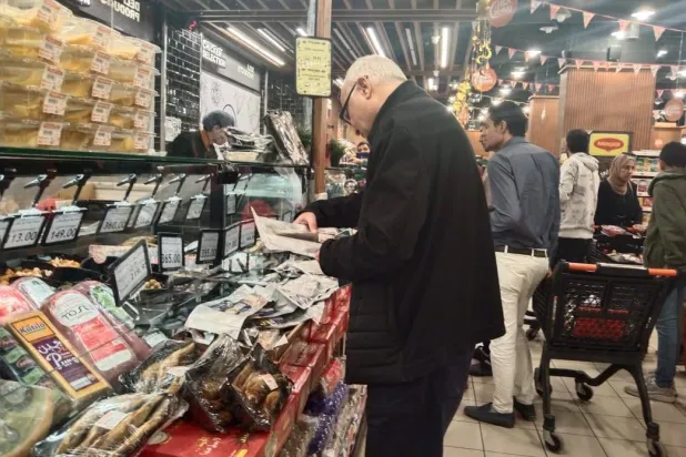 شراء الرنجة والفسيخ من طقوس العيد في مصر (الشرق الأوسط)