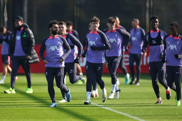 يتطلع ليفربول لإعادة البسمة لمحبيه بعد فقدان الفريق صدارته جدول ترتيب الدوري الإنجليزي (رويترز)