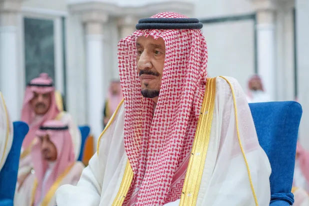 الملك سلمان بن عبد العزيز لدى أدائه صلاة العيد في قصر السلام بجدة (واس)