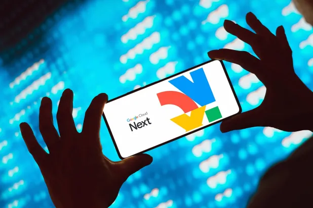 تقدم «غوغل كلاود» العديد من الأدوات المبتكرة لمطوري التطبيقات اعتماداً على قدرات الذكاء الاصطناعي (شاترستوك)