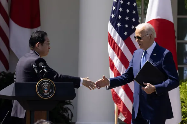 الرئيس الأميركي جو بايدن ورئيس الوزراء الياباني فومويو كيشيدا يتصافحان بعد مؤتمر صحافي مشترك في البيت الأبيض الأربعاء (إ.ب.أ)