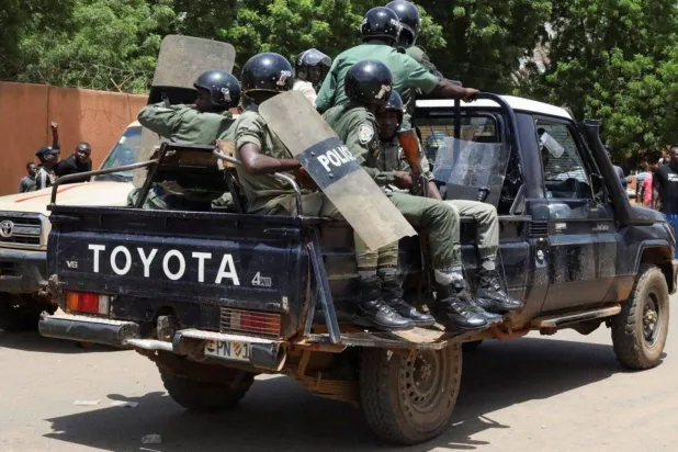 قوات أمن نيجرية خلال مهمة بنيامي عاصمة النيجر في 30 يوليو 2023 (رويترز)