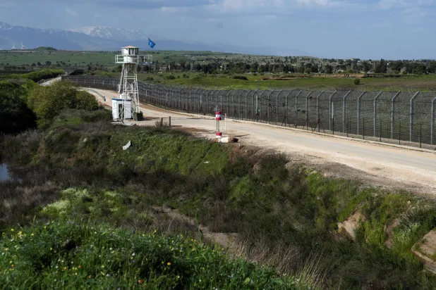 قوات حفظ سلام تابعة للأمم المتحدة في أحد المواقع على الحدود الإسرائيلية السورية في منطقة الجولان التي تسيطر عليها إسرائيل 2 أبريل 2024 (رويترز)