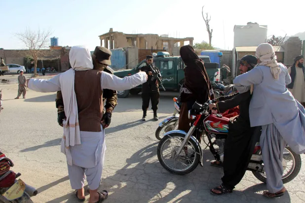«طالبان» الأفغانية تفحص الأشخاص والمركبات قبل عيد الفطر في قندهار (إ.ب.أ)