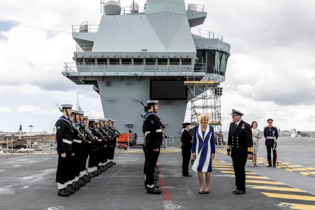 لن يضطر أي شخص يسعى للانضمام إلى البحرية إلى اجتياز اختبار السباحة لمدة 30 دقيقة قبل التسجيل (رويترز)