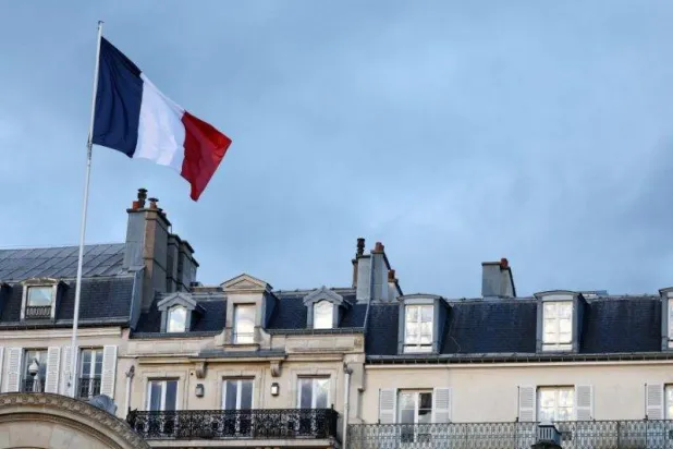 العَلم الوطني الفرنسي يرفرف فوق مدخل قصر الإليزيه في باريس... 13 نوفمبر 2023 (رويترز)