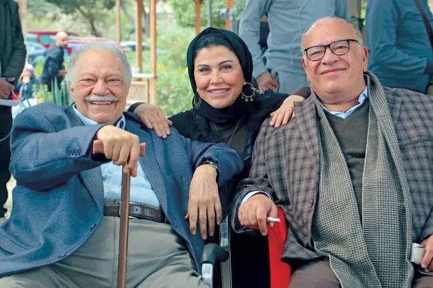 جومانا مع يحيى الفخراني وصلاح عبد الله في لقطة من كواليس تصوير المسلسل (حسابها على فيسبوك)