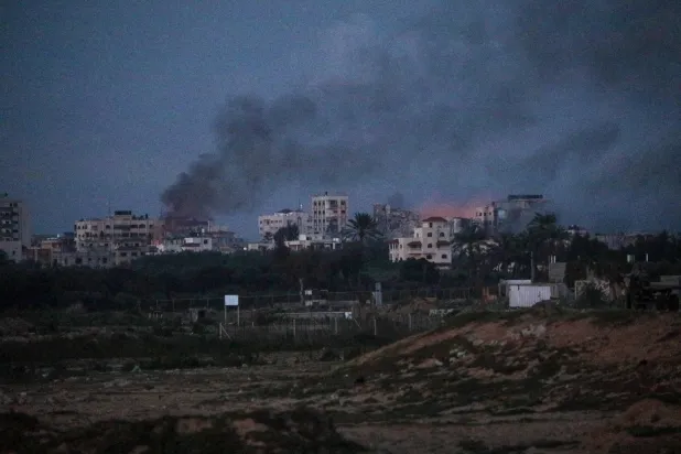 الدخان يتصاعد بعد غارة جوية إسرائيلية شمالي قطاع غزة كما يظهر من منطقة خان يونس جنوبي القطاع (إ.ب.أ)