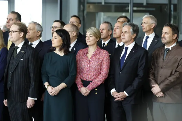  Almanya Dışişleri Bakanı Annalena Baerbock (solda), Fransız mevkidaşı Stephane Ségournet ve Avrupalı ​​dış politika yetkilisi Josep Borrell  ile birlikte konferansa eş başkanlık edecek. (AFP)