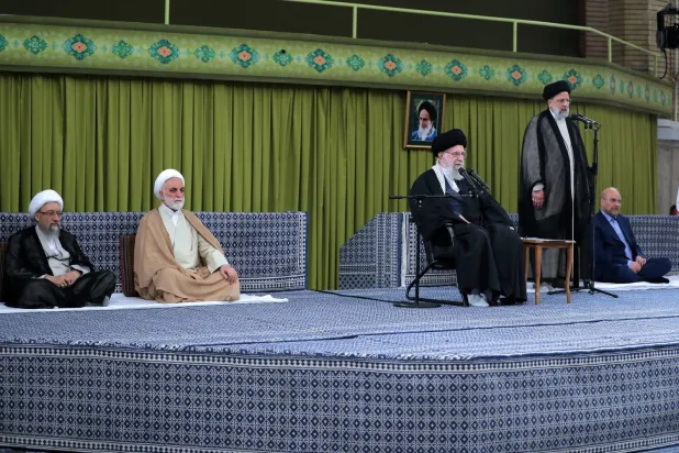 İran Cumhurbaşkanı İbrahim Reisi, Dini Lider Ali Hamaney'in yetkilileri kabulü sırasında bir konuşma yapıyor. (Dini Lider’in internet sitesi)  Londra: Şarku’l Avsat