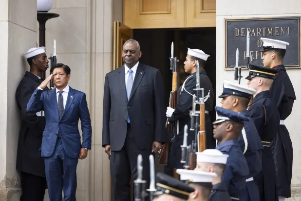 وزير الدفاع الأميركي لويد أوستن يستقبل الرئيس الفلبيني فرديناند ماركوس جونيور في البنتاغون (إ.ب.أ)