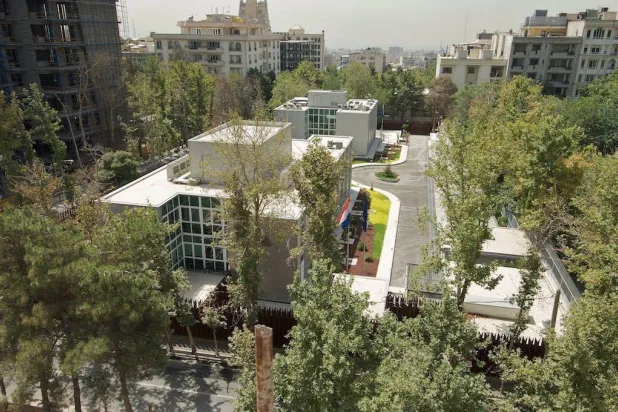 مشهد من أعلى للسفارة الهولندية في طهران (الصفحة الرسمية للسفارة بـ«فيسبوك»)