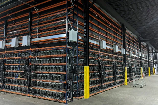 الغرض الرئيسي من التنصيف هو التقليل من المعروض من العملات الجديدة المتداولة بمقدار النصف (رويترز)