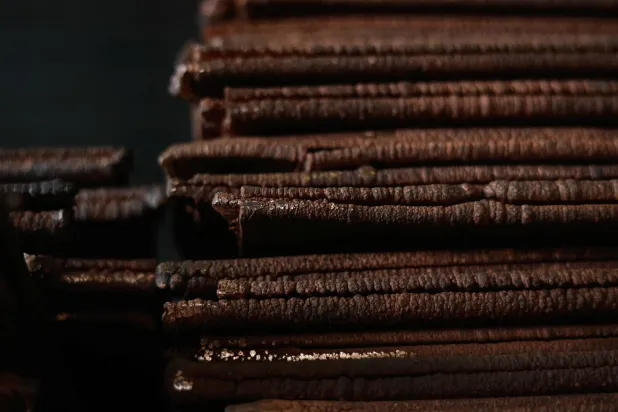 النحاس الخام في زامبيا ينتظر التصدير في مستودع بميناء دوربا جنوب أفريقيا (رويترز)