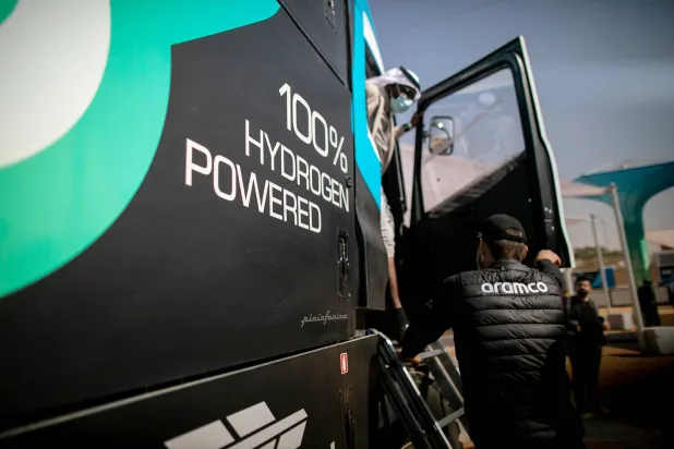 شاحنة سباقات رعتها شركة أرامكو السعودية تعمل بطاقة الهيدروجين خلال رالي دكار في الرياض، العاصمة السعودية، عام 2022. ومثّل ذلك أول مشاركة لشاحنة تعمل بالهيدروجين في السباق الشهير (غيتي)