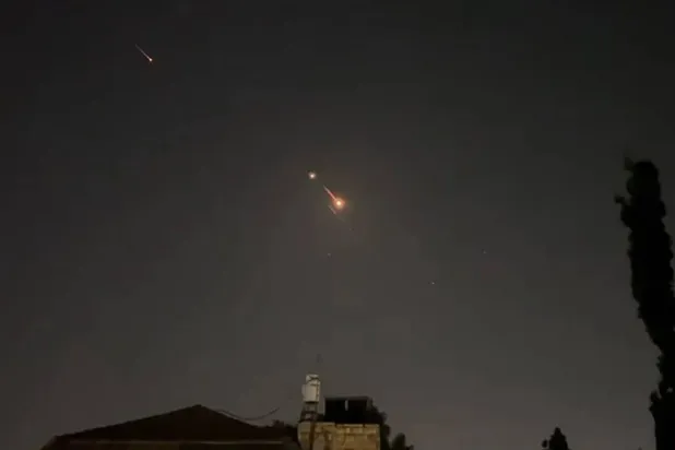انفجارات في سماء إسرائيل خلال الهجوم الإيراني (أ.ف.ب)