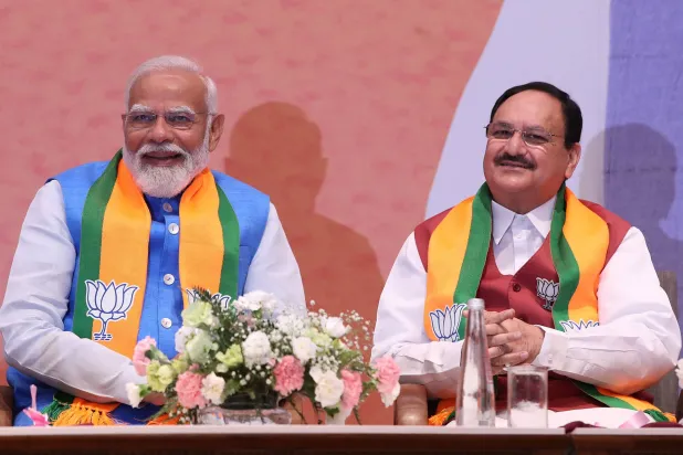 مودي (يسار) ورئيس حزب «بهاراتيا جاناتا» جي بي نادا في مؤتمر صحافي لتقديم بيان الحزب في نيودلهي (د.ب.أ)