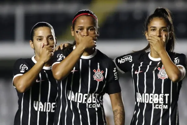 هكذا احتجت لاعبات كورنثيانز على عودة مدربهن «المتحرش» (منصة إكس)