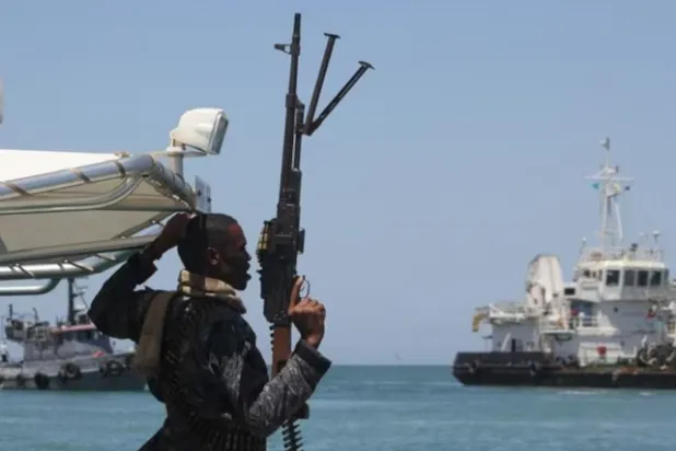 شرطي بحري يحرس ناقلة نفط أطلق قراصنة صوماليون سراحها (أرشيفية- رويترز)
