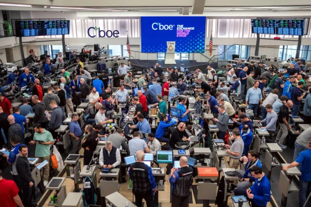 متداولون في قاعة بورصة خيارات مجلس شيكاغو بالمقر الرئيسي بشيكاغو (رويترز)