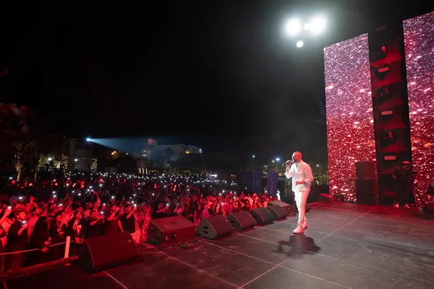 تفاعل الجمهور مع تامر عاشور في حفله بجدة آخر أيام عيد الفطر (بنش مارك)