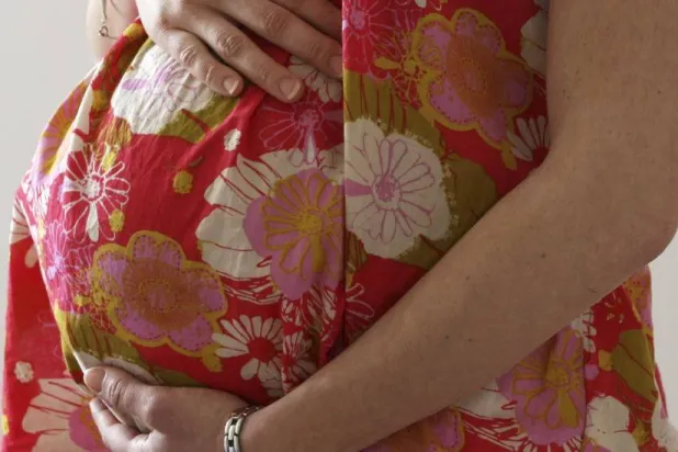 الغثيان والقيء شائعان أثناء الحمل (رويترز)