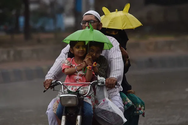 تعد باكستان خامس أكبر دولة في العالم من حيث عدد السكان ومن بين أكثر الدول المهددة بتغير المناخ (إ.ب.أ)